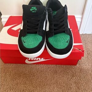 Nike SB Black, Green & White Low-Top Skate Shoes